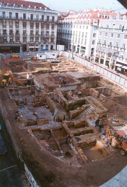 17 – Escavação arqueológica na Praça Luís de Camões, em 1999 (vestígios do Palácio dos Marqueses de Marialva)